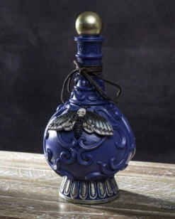 Giftflasche Mit Totenkopf Motte 23cm -Halloween Kostüm Geschäft giftflasche mit totenkopf motte poision bottle with skull moth halloween tischdekoration gothic deko 54736 05