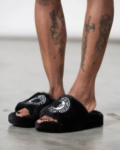 KILLSTAR Starchild Plüsch Pantoffeln -Halloween Kostüm Geschäft killstar starchild pluesch pantoffeln killstar hausschuhe gothic hausschuhe gothick pantoffeln gothic accessoires und geschenkartikel killstar starchild fur slippers 53517 1