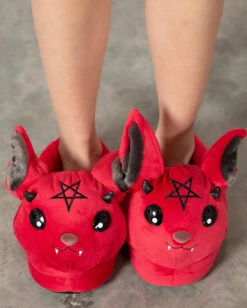 KILLSTAR Vampir Hausschuhe -Halloween Kostüm Geschäft killstar vampir pluesch hausschuhe killstar slippers gothic hausschuhe gothic accessoires gothic homewear killstar vampir slippers 53076 1