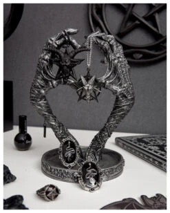 KILLSTAR Kissing Eve Ohrringe 5 KILLSTAR Kissing Eve Ohrringe -Halloween Kostüm Geschäft skeletthand mit herz schmuckhalter skeleton hand with heart jewellery stand 50300 08