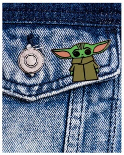 The Mandalorian Baby Yoda "Grogu" Pin Button -Halloween Kostüm Geschäft the mandalorian baby yoda grogu pin button star wars merchandise und geschenke 51418 3